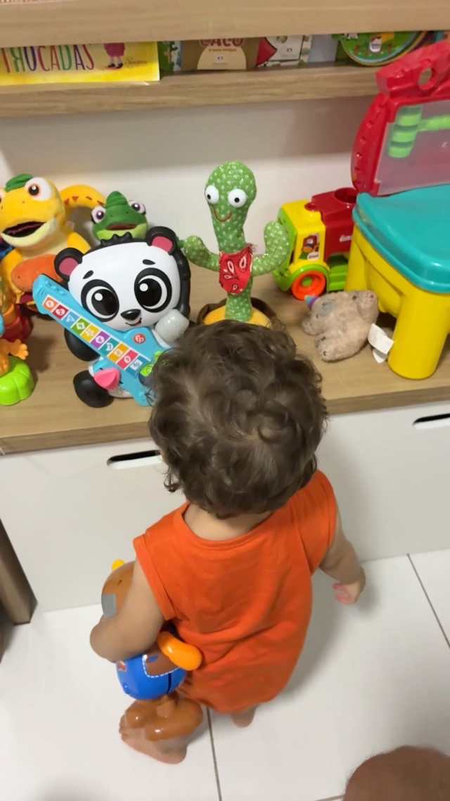 Meu menino adora o cactos dele