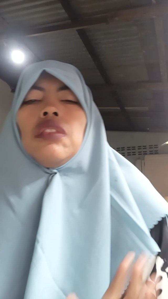 Familiar with = tidak asing dengan