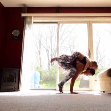 Mini-me see, mini-me do! We're so impressed! Happy #MothersDay 💕  👻 Snap: @pumpup  🎥 laurasykora #fitfam